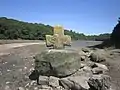 Aber Wrac'h : croix sur un rocher à proximité du "Pont du diable" (rive gauche, côté Lannilis).