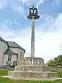 Saint-Méen : le calvaire du cimetière (XVIe siècle) et sa plaque commémorant la mission de 1880