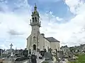 Saint-Méen : l'église paroissiale au milieu du cimetière et son clocher à dôme (date du XIXe siècle)