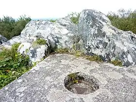 Le sommet du Roc'h Toullaeron en Spézet et la borne géodésique.