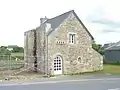 Saint-Méen : maison ancienne dans le bourg, possédant un pigeonnier en façade