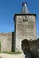 La tour-porte du château.