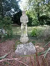 Statue de saint Exupère (Exupère de Bayeux) dans l'enclos de la chapelle Saint-Exupère.