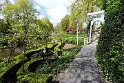 Pont basculant et jardin public.