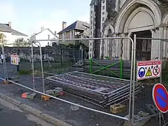 Le chantier de démolition en préparation sur le parvis.