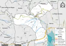 Carte en couleur présentant le réseau hydrographique de la commune