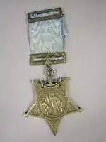 Médaille en forme d'étoile sur un ruban bleu