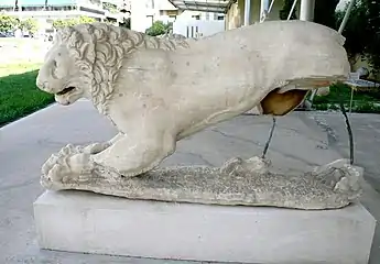 L'un des deux lions flanquant la tombe de Peithonikos, fin -IVe s.