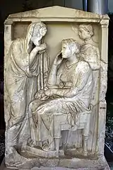 Naiskos funéraire d'Aktaios et son épouse, accompagnés d'une servante tenant une pyxide. 1re moitié -IVe s.