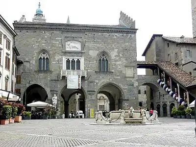 Le Palazzo della Ragione et la fontaine.