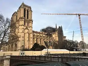 La grue permettant le démontage de l'échafaudage du pied de la flèche.