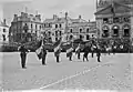 Les drapeaux des régiments du 5e corps d'armée place du Martroi à Orléans lors des fêtes johanniques, le 8 mai 1912. Le drapeau du 89e RI est le deuxième en partant de la gauche.