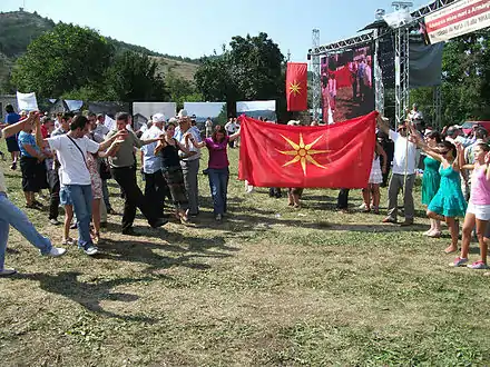 Les drapeaux des associations « macédonisantes » qui revendiquent pour les Aroumains une ascendance remontant aux Macédoniens antiques, portent le Soleil de Vergina.