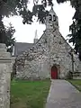 La façade de l'église paroissiale Saint-Caradec.