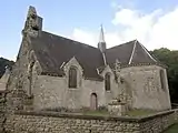 L'église paroissiale Saint-Caradec et son calvaire, vue extérieure d'ensemble.