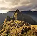 Les Incas voyaient dans la silhouette des montagnes derrière le Machu Picchu le profil de la momie de l'empereur, le Grand Sapa Inca couché, son coude dressé sur sa poitrine.