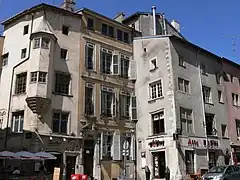 Immeuble, à l'angle de la Grande-rue.