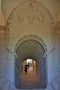 l'escalier, vu depuis le palier, avec plafond sculpté