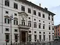 La façade du Palazzo Borghese , sur la place.