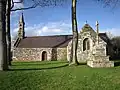 La chapelle de Kerduté et son calvaire.