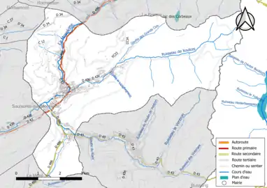 Carte en couleur présentant le réseau hydrographique de la commune