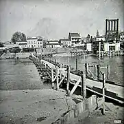 Circulation sur un pont de bateaux pendant les travaux.