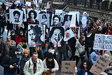 Foules de manifestants et manifestantes arborant des panneaux représentant des femmes célèbres, dont Simone Veil, Rihanna, Françoise Héritier, Judith Butler, Oprah Winfrey, etc. ainsi que des slogans (« Vive la révolution », « Nique les rôles de genre », « Ni roses ni bonbons, revendications », etc