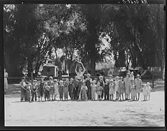 Camp de Marysville (Californie) pour migrants. Le jeu supervisé pour les enfants fait partie du programme de protection de l'enfance du camp de la RA. Septembre 1935.