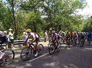 Montée du col par le peloton le 13 juillet 2019.