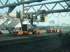 Conteneur chargé sur un véhicule à guidage automatique dans le terminal ECT de Maasvlakte.