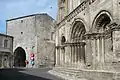 Le porche et l'église Saint-Pierre.