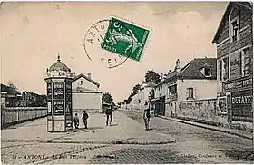 Une colonne Morris à Antony, sur une carte postale ancienne.