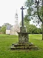 Chapelle Saint-Hervé, la croix devant la chapelle.