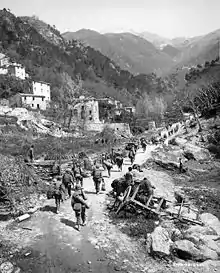 Membres de la 92e division poursuivant les soldats allemands en retraite à travers la vallée du Pô, deuxième moitié du mois d'avril 1945.
