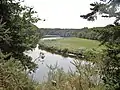 La Laïta vu depuis le sentier de rive gauche longeant le bois de Coatroual à Guidel ; à droite la rive droite et la forêt de Carnoët à Quimperlé.