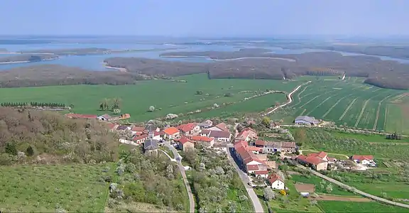 Le village et ses abords sauvages du lac de Madine.