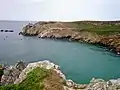 La pointe et le port du Vorlen vus de la pointe de Kerludu.