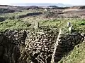 Vestiges d'exploitation goémonière le long du littoral (murets de soutènement et pierres levées servant pour la remontée du goémon).