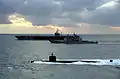 L'USS Port Royal et le sous-marin nucléaire d'attaque USS Annapolis escortant le porte-avions USS Nimitz dans le nord du golfe Persique durant l'opération Southern Watch (15 décembre 1997)