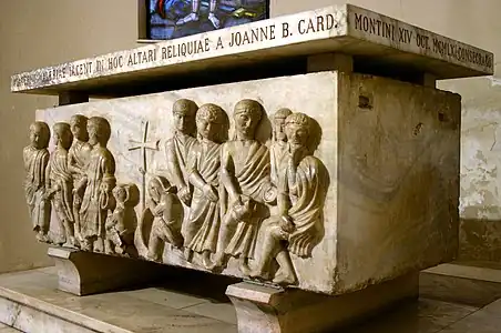 Photographie d'un sarcophage en pierre présentant plusieurs personnages en haut-relief.