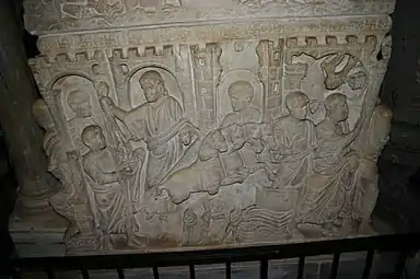 Élie emporté au ciel sur un char de feu donne son vêtement à Élisée. Sarcophage chrétien de la Rome antique (VIe siècle) à Milan).