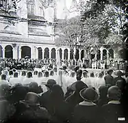 Cérémonie religieuse au printemps 1923 dans les jardins du cloître de l'église Notre-Dame de Marmande.
