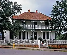 Macrorie House à l'angle de Loop et Pine Street.