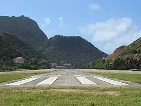 Vue de la piste de l'aérodrome de Terre-de-Haut avec le Chameau au fond.