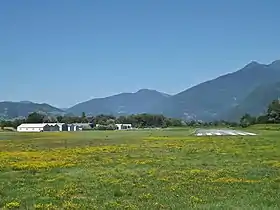 Vue des hangars et de l’extrémité ouest de la piste.