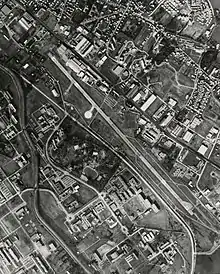 Vue aérienne de l'aéroport et ses alentours en 1977