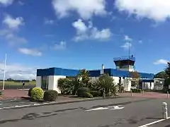 Club House et la tour de contrôle de l'aérodrome de La Baule (mai 2017)
