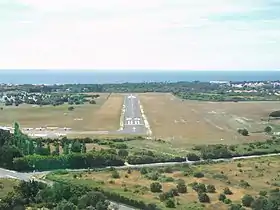 La piste de l’aérodrome avec l’océan en arrière-plan.