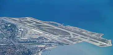 Aéroport de Nice-Côte-d’Azur. Le pont Napoléon-III est visible en bas à gauche de l’image