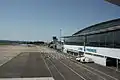 Vue extérieure de l'aérogare depuis la passerelle d'accès aux avions.